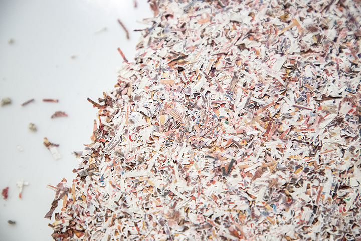 morceaux de papier servant de base pour fabriquer de la pâte à papier