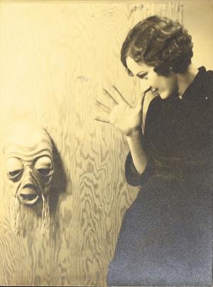 portrait d'une femme beatrice warde qui regarde un masque