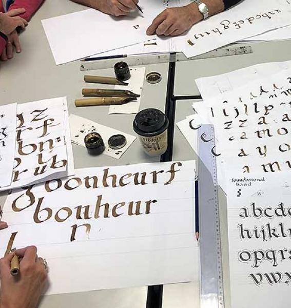 Activité de calligraphie