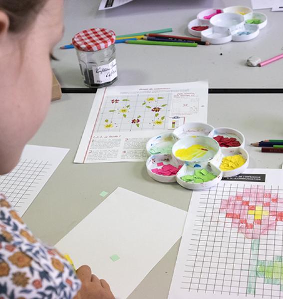 atelier majuka autour du pixel art - image d'une fleur dessinée en carrés