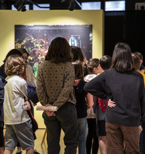 une foule de visiteurs dans l'exposition temporaire