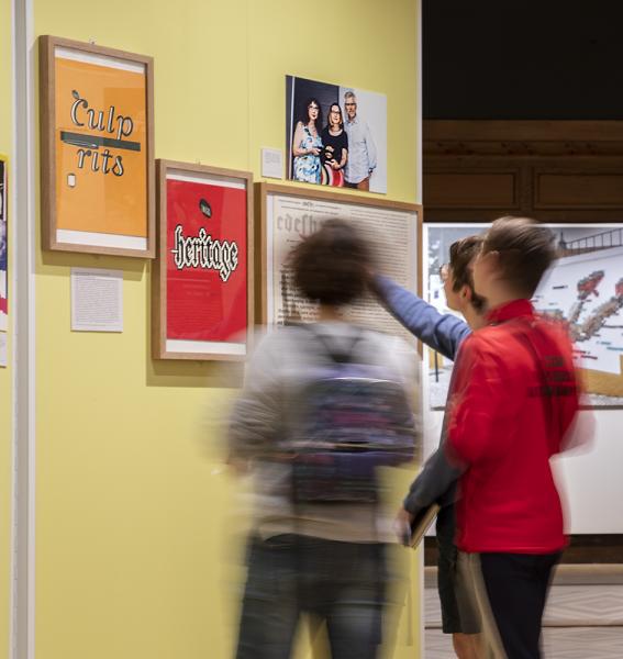 une famille de trois personnes visitant l'exposition temporaire