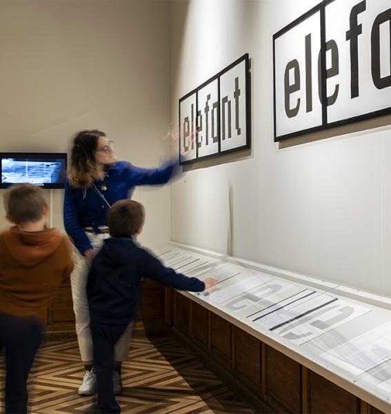 visiteurs dans l'exposition consacrée à Susan Kare