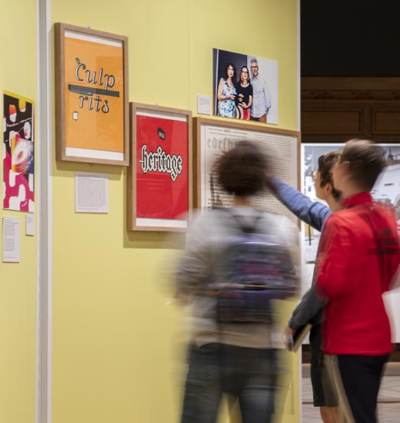 visiteurs dans l'exposition consacrée à Susan Kare