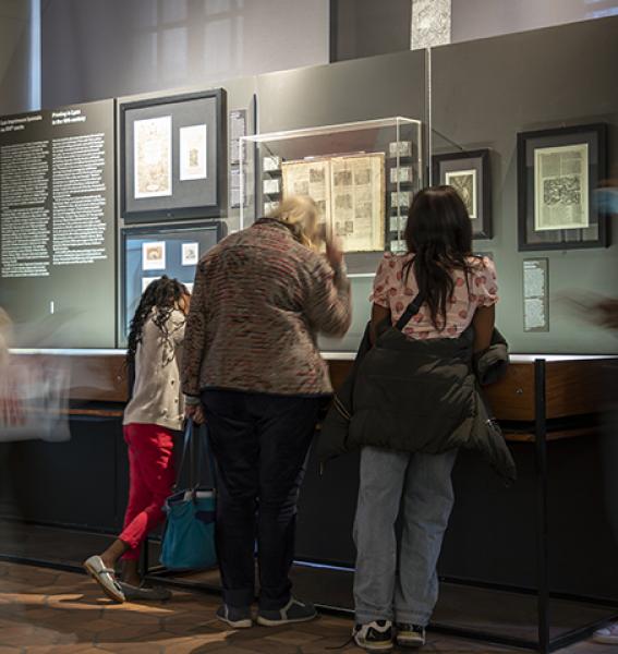 visiteurs en famille dans les salles d'exposition permanente