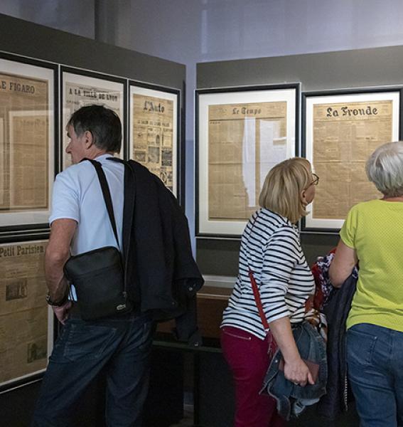 publics visiteurs observant des collections du musée