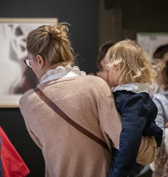 visiteurs au sein des collections permanentes du musée