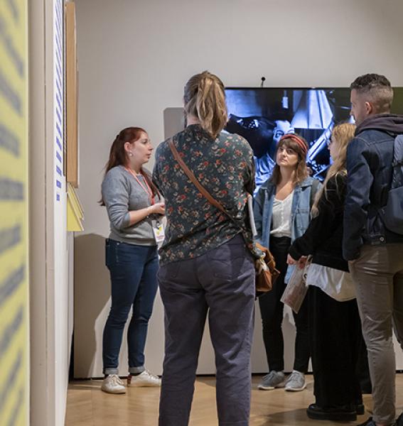 visiteurs pendant une visite commentée