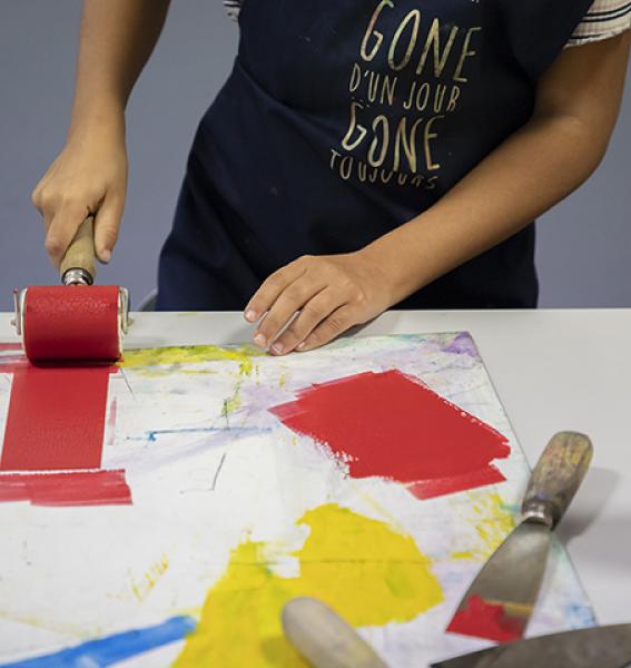 atelier impression avec vue sur un rouleau encreur et encres colorées