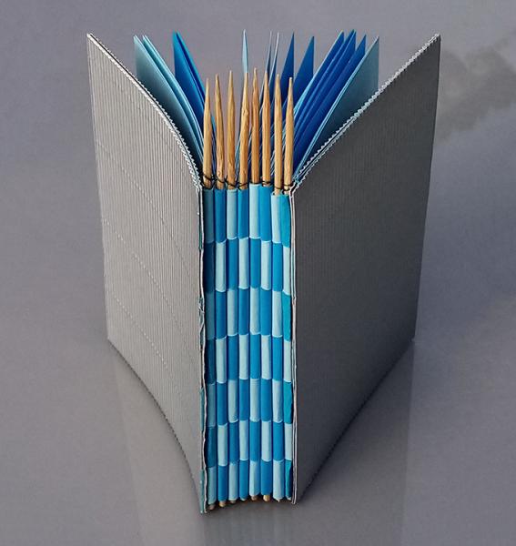 livre relié avec le système de montage sans colle "piano"