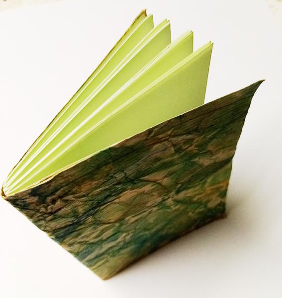 feuillets reliés avec des pages décorées à la colle et à la cuve