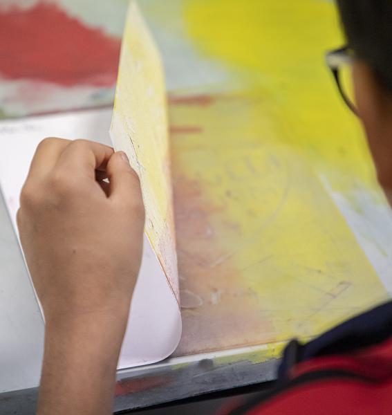 atelier enfant avec des pages colorées et imprimées