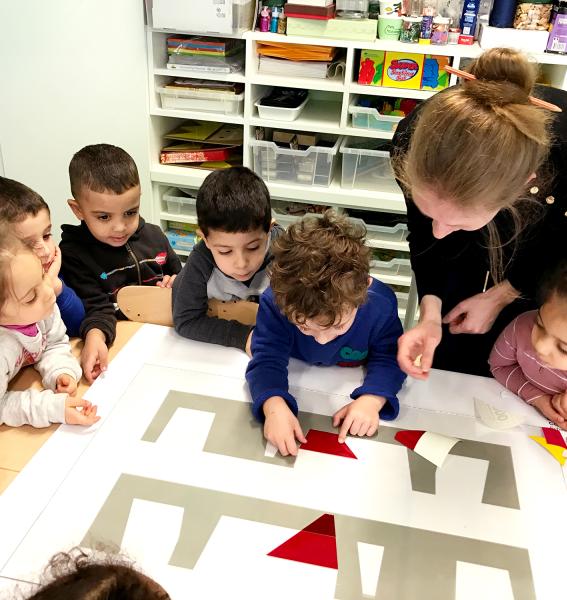 atelier artistique avec des enfants autour de collages de papiers colorés géométriques