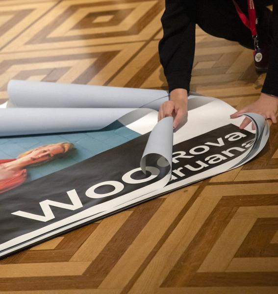 image d'une affiche qui se déplie au sol annonçant le montage de l'exposition