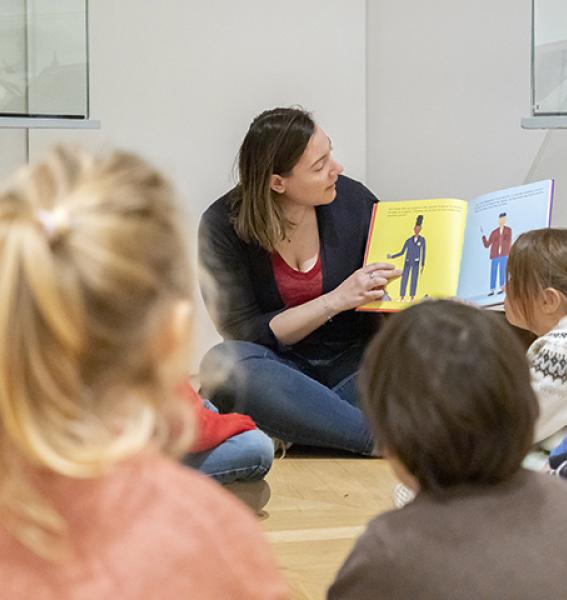 médiatrice au milieu d'enfants lors d'une visite contée