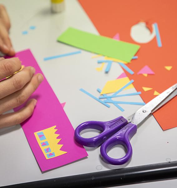 papiers découpés et colorés pour constituer une carte décorée