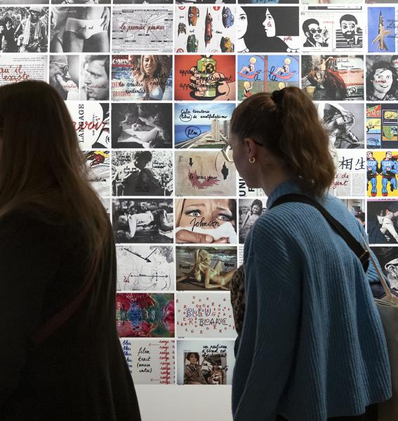 visiteurs dans l'exposition Godard