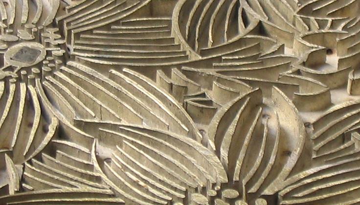 Plombine. Les motifs, réalisés par clichage, sont cloués en repérage sur la surface de la planche. Musée de l’imprimerie, Lyon. Inv. 1639.