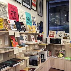 vue de la librairie du musée avec livres et affiches exposés