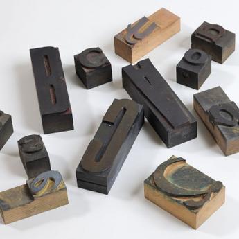 Présentation de lettres de typographie en bois et en métal