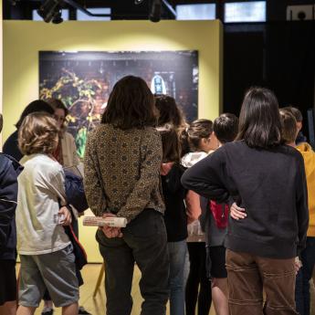 une foule de visiteurs dans l'exposition temporaire