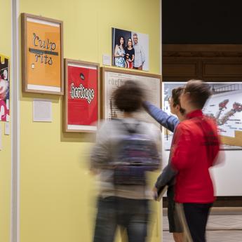 une famille de trois personnes visitant l'exposition temporaire