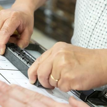 mains s'essayant à la typographie