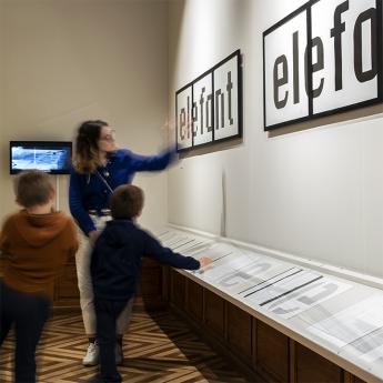 visiteurs dans l'exposition consacrée à Susan Kare