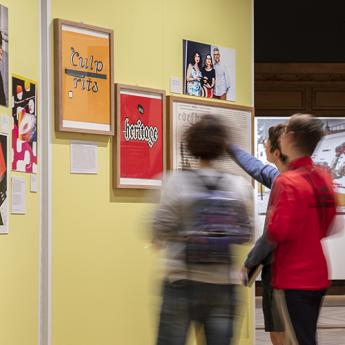 visiteurs dans l'exposition consacrée à Susan Kare