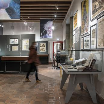 visiteurs au sein des collections permanentes du musée