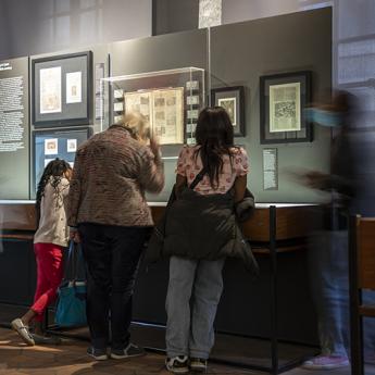 visiteurs au sein des collections permanentes du musée