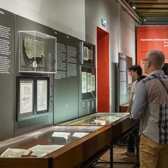 visiteurs au sein des collections permanentes du musée