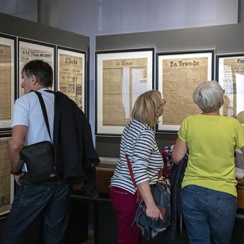 publics visiteurs observant des collections du musée