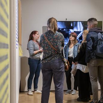 visiteurs pendant une visite commentée