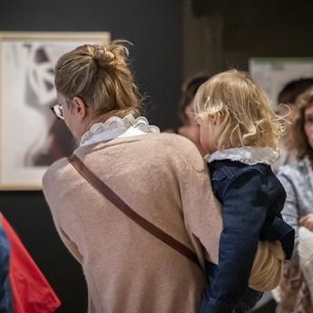 visiteurs au sein des collections permanentes du musée