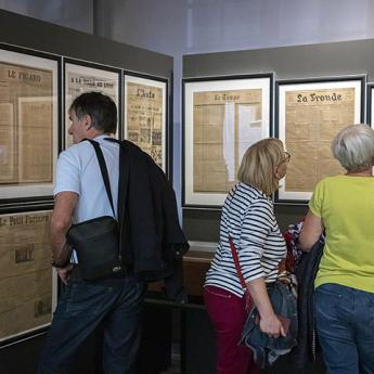 publics visiteurs observant des collections du musée