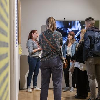 visiteurs pendant une visite commentée