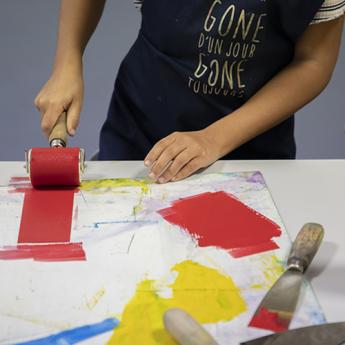 atelier impression avec vue sur un rouleau encreur et encres colorées