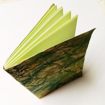 feuillets reliés avec des pages décorées à la colle et à la cuve