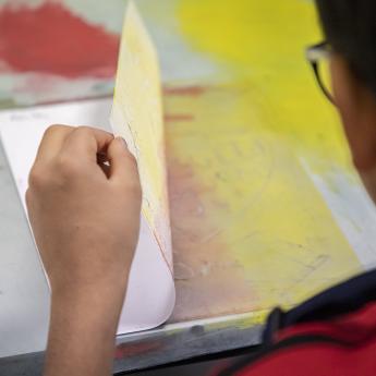 atelier enfant avec des pages colorées et imprimées