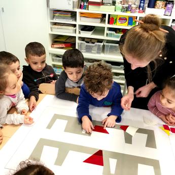 atelier artistique avec des enfants autour de collages de papiers colorés géométriques