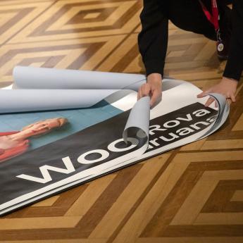 image d'une affiche qui se déplie au sol annonçant le montage de l'exposition