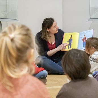 médiatrice au milieu d'enfants lors d'une visite contée