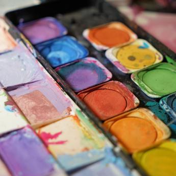 gros plan sur une palette de couleurs de peinture