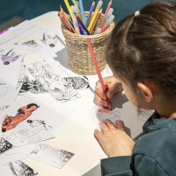 enfant en train de dessiner sur des planches d'illustration