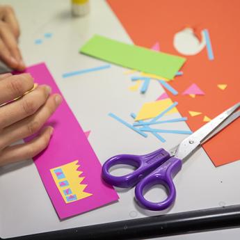papiers découpés et colorés pour constituer une carte décorée