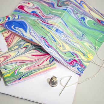 papiers colorés réalisés grâce à la technique du papier magique