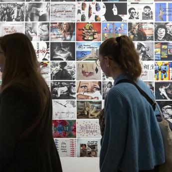 visiteurs dans l'exposition Godard