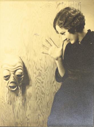 portrait d'une femme beatrice warde qui regarde un masque