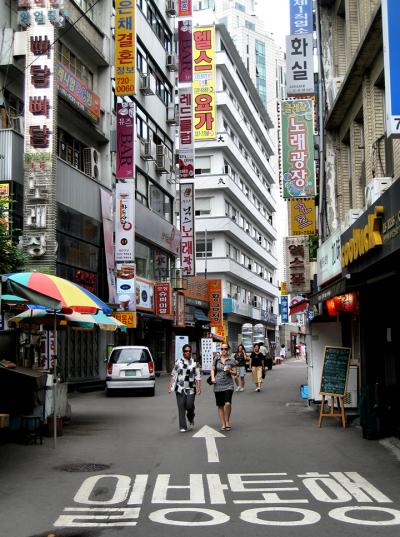 Une rue de Seoul photographiée par Francisco Anzola.